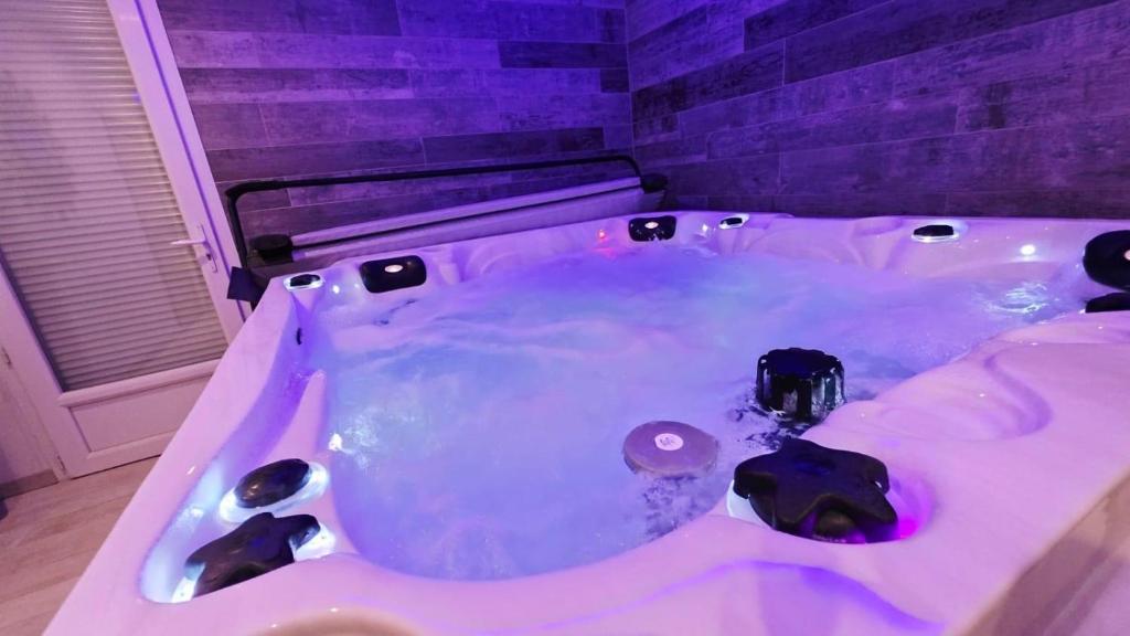 Une love room romantique avec jacuzzi pour couple à Saint-QuentinAisne