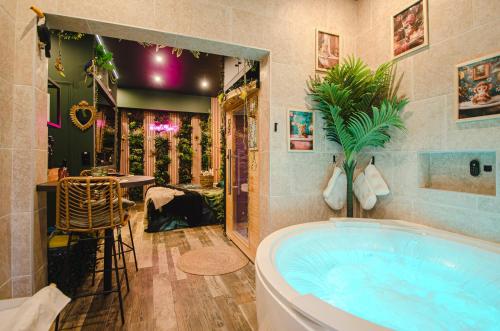 Une love room romantique avec jacuzzi pour couple à Château-ThierryAisne