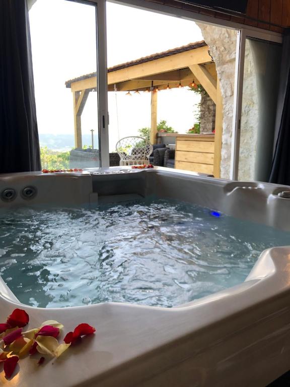 Une love room romantique avec jacuzzi pour couple à La Roquette-sur-VarAlpes-Maritimes