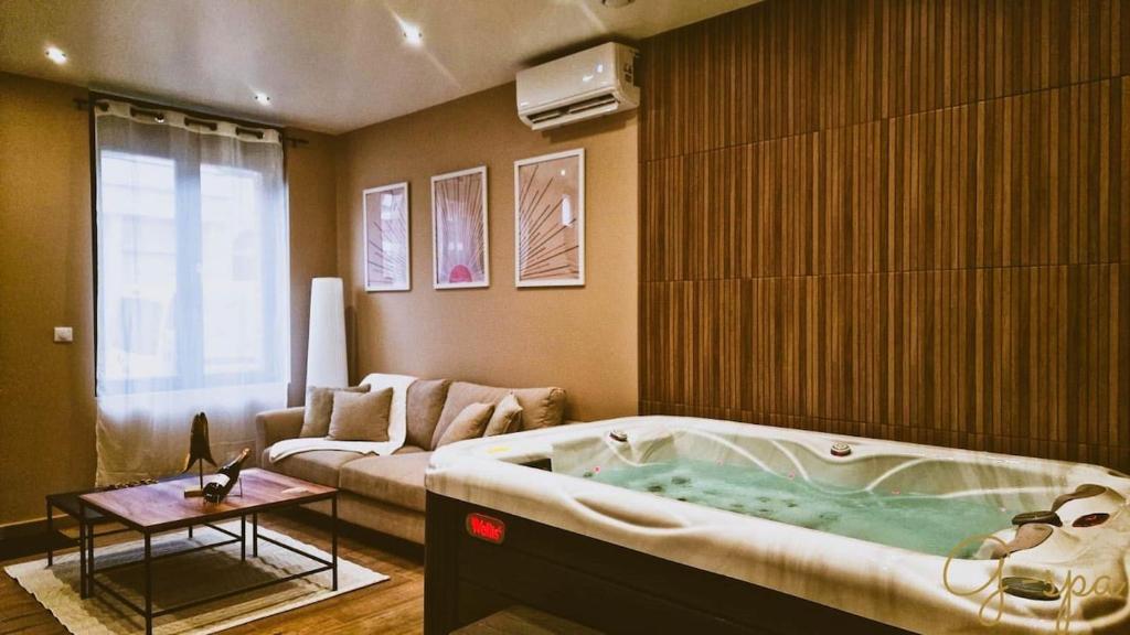 Une love room romantique avec jacuzzi pour couple à Saint-QuentinAisne