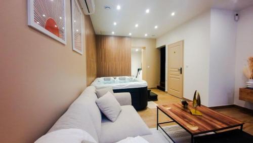 Une love room romantique avec jacuzzi pour couple à Saint-QuentinAisne