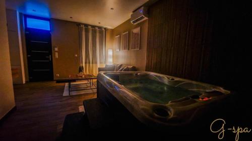 Une love room romantique avec jacuzzi pour couple à Saint-QuentinAisne