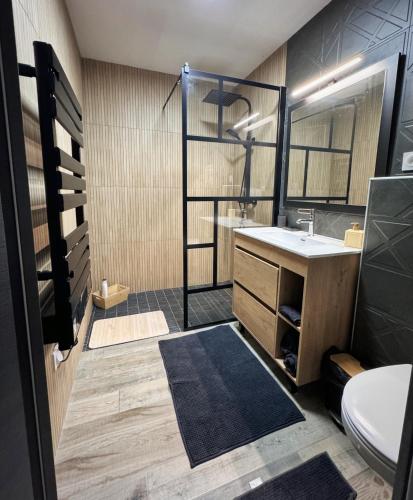 Une love room romantique avec jacuzzi pour couple à DomératAllier