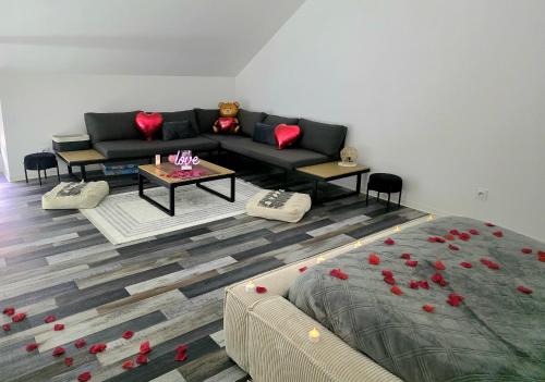Une love room romantique avec jacuzzi pour couple à DomératAllier