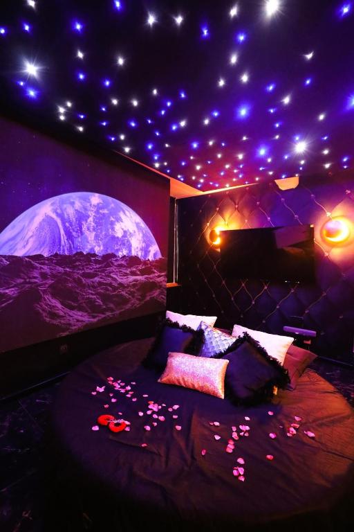 Une love room romantique avec jacuzzi pour couple à LaonAisne