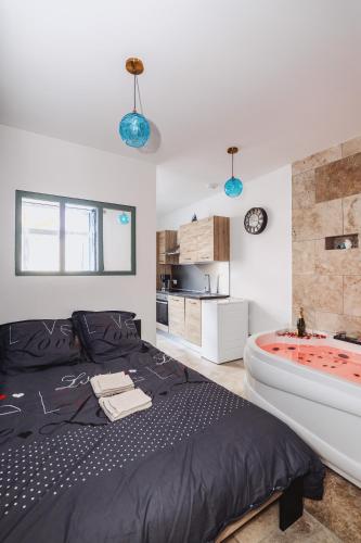 Une love room romantique avec jacuzzi pour couple à VichyAllier
