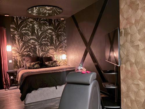 Une love room romantique avec jacuzzi pour couple à Saint-QuentinAisne