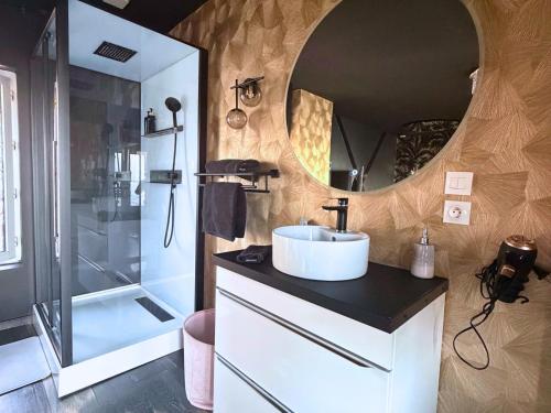 Une love room romantique avec jacuzzi pour couple à Saint-QuentinAisne