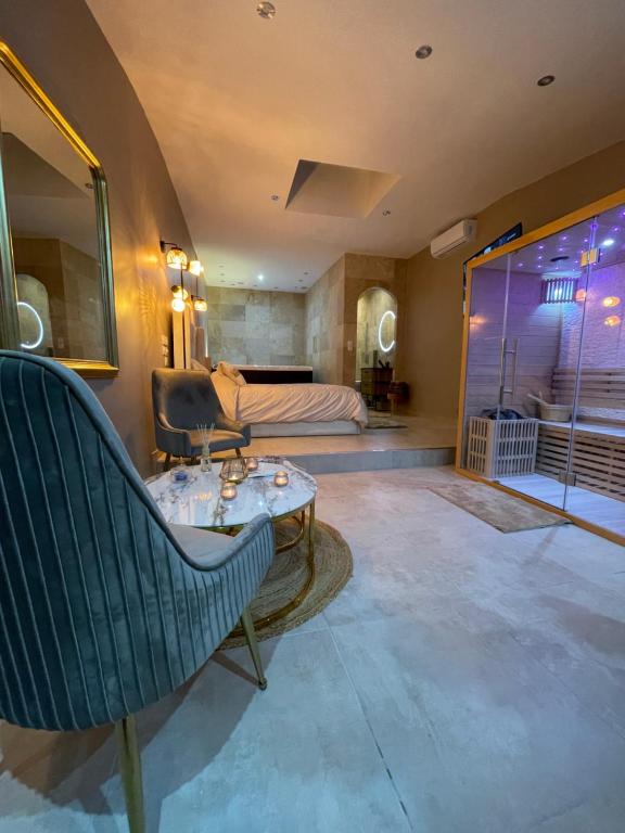Une love room romantique avec jacuzzi pour couple à CrouyAisne