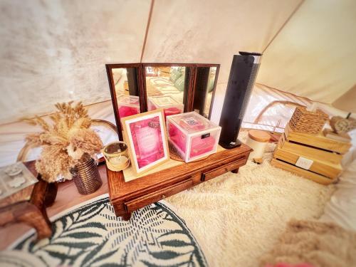 Une love room romantique avec jacuzzi pour couple à CantaronAlpes-Maritimes