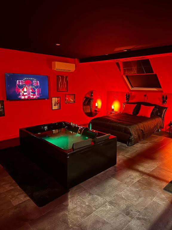 Une love room romantique avec jacuzzi pour couple à Saint-QuentinAisne