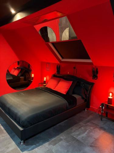 Une love room romantique avec jacuzzi pour couple à Saint-QuentinAisne