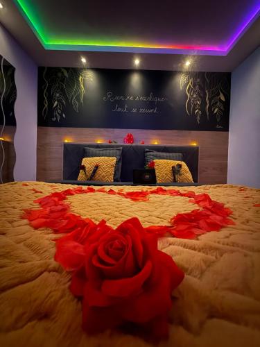 Une love room romantique avec jacuzzi pour couple à Villeneuve-LoubetAlpes-Maritimes