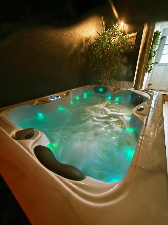 Une love room romantique avec jacuzzi pour couple à Château-ThierryAisne
