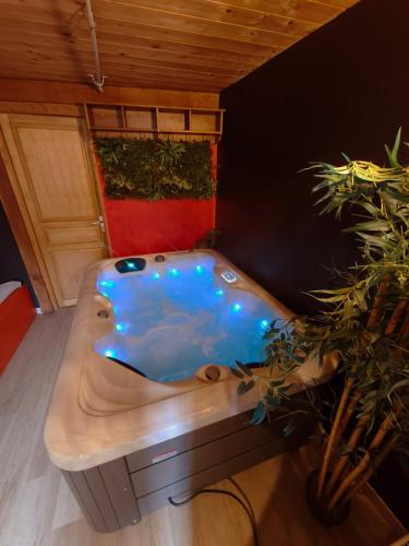 Une love room romantique avec jacuzzi pour couple à Château-ThierryAisne