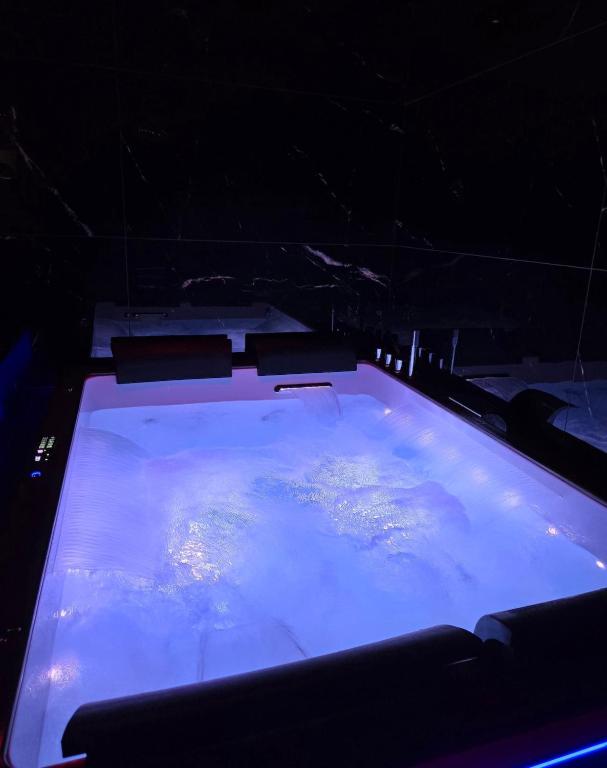 Une love room romantique avec jacuzzi pour couple à Château-ThierryAisne