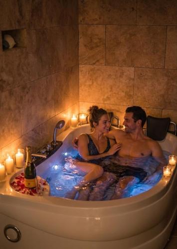 Une love room romantique avec jacuzzi pour couple à VichyAllier