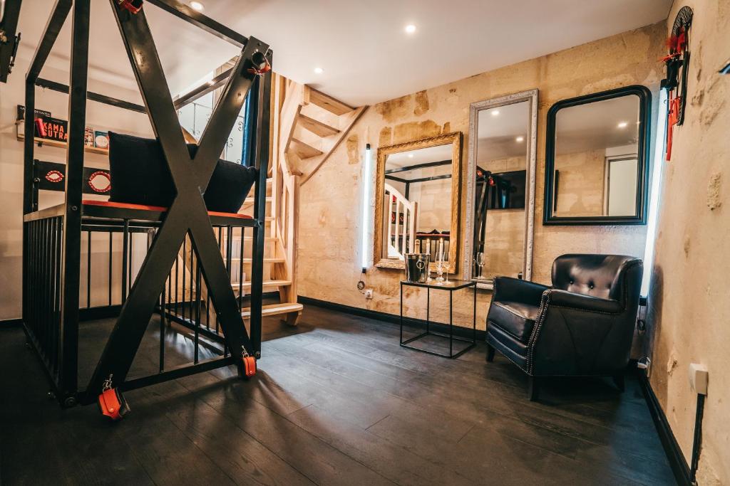 LOVE ROOM Bordeaux Playroom avec salle de jeux pour adultes et lit à eau chauffant — love room à Bordeaux