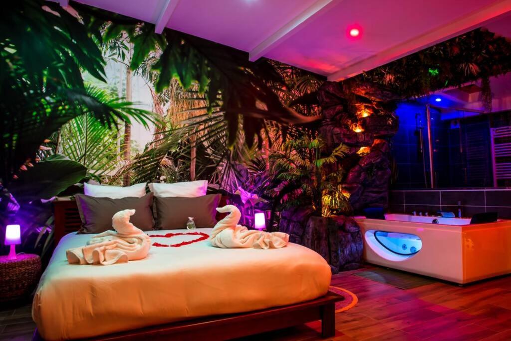 SECRET SUITE « Jungle » – Jacuzzi privatif – Gare RER C – Proche Paris — love room à Brétigny-sur-Orge