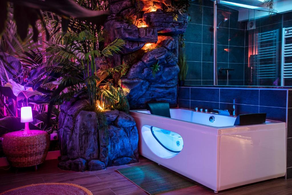 SECRET SUITE « Jungle » – Jacuzzi privatif – Gare RER C – Proche Paris — love room à Brétigny-sur-Orge