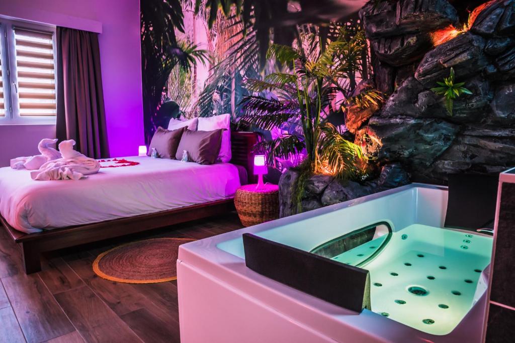 SECRET SUITE « Jungle » – Jacuzzi privatif – Gare RER C – Proche Paris — love room à Brétigny-sur-Orge