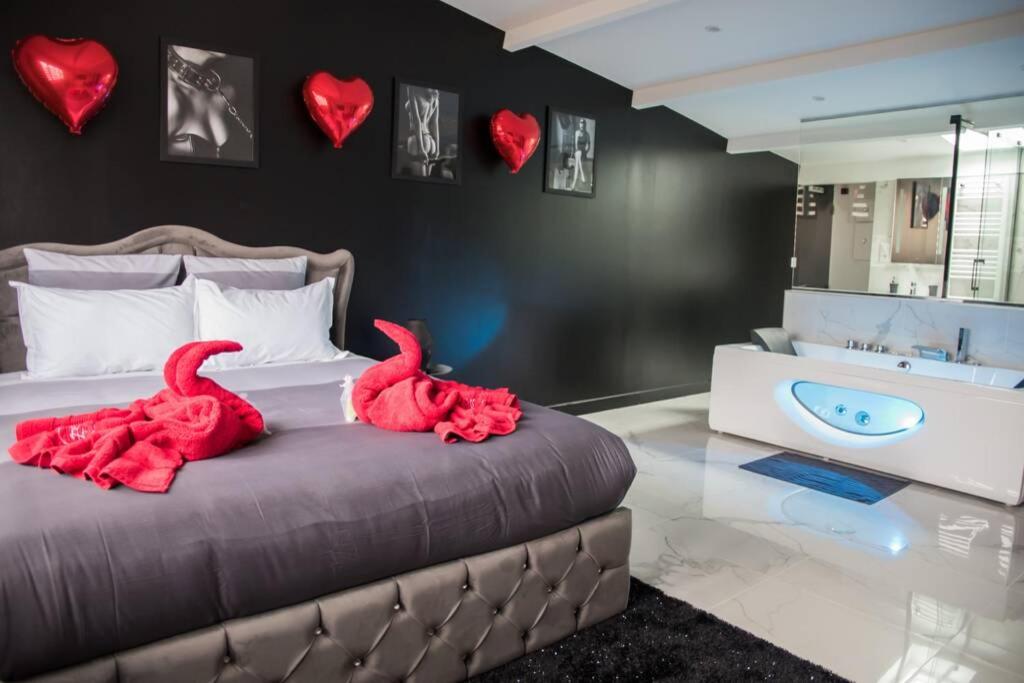 SECRET SUITE « Mr Grey » – Jacuzzi privatif – Gare RER C – Proche Paris — love room à Brétigny-sur-Orge