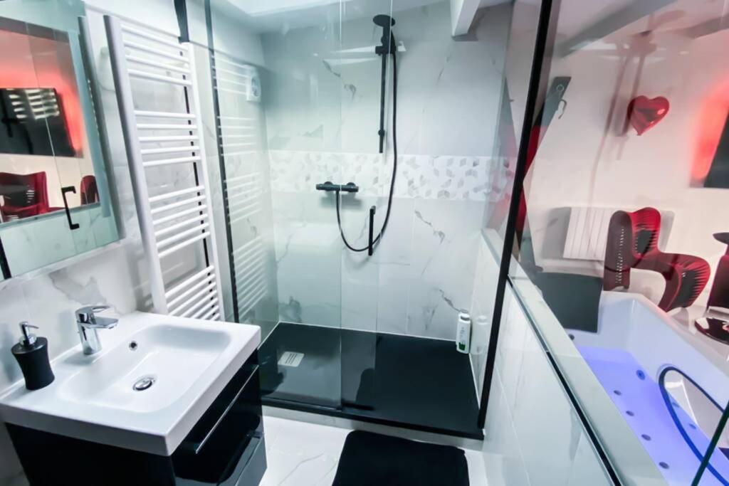 SECRET SUITE « Mr Grey » – Jacuzzi privatif – Gare RER C – Proche Paris — love room à Brétigny-sur-Orge