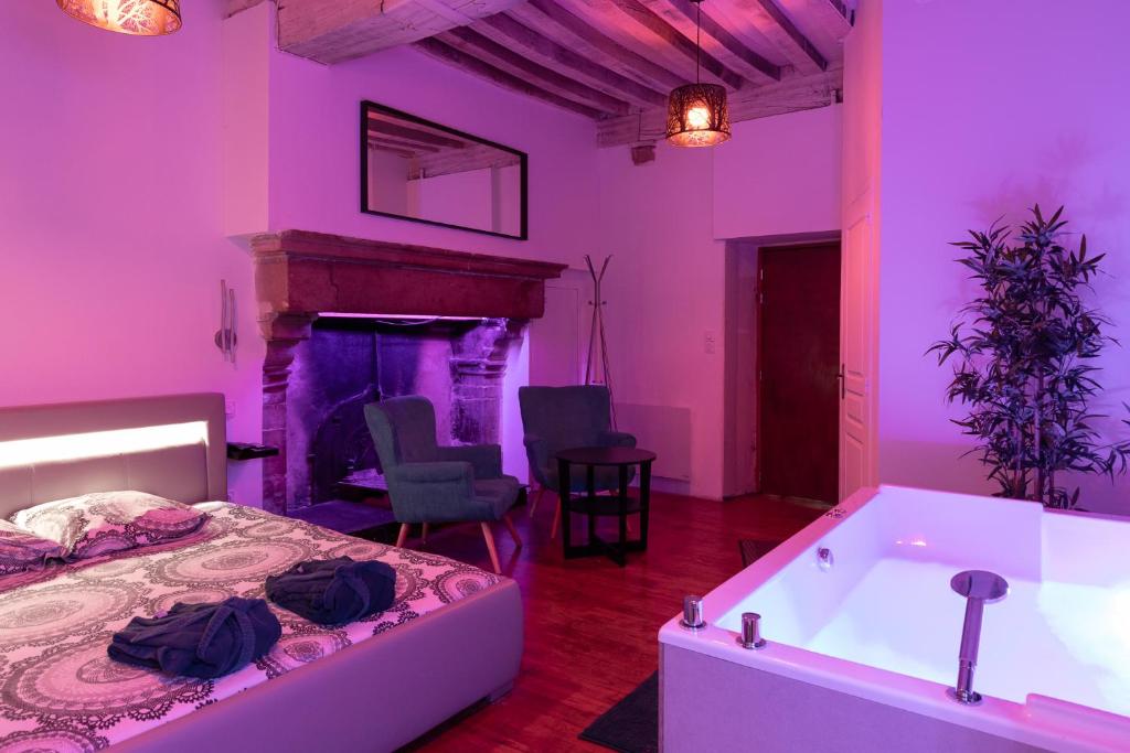 LX203 Suite romantique jacuzzi privé – Love Room — love room à Dijon