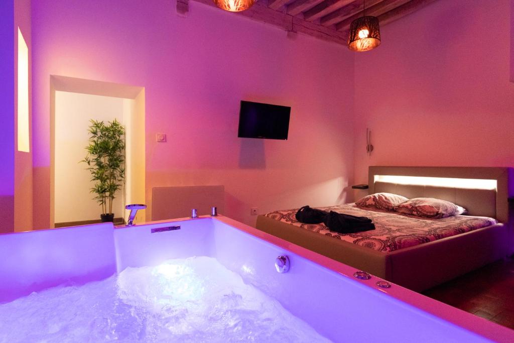 LX203 Suite romantique jacuzzi privé – Love Room — love room à Dijon