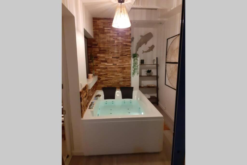 LOVE ROOM OUT OF TIME *JACUZZI* — love room à Itteville