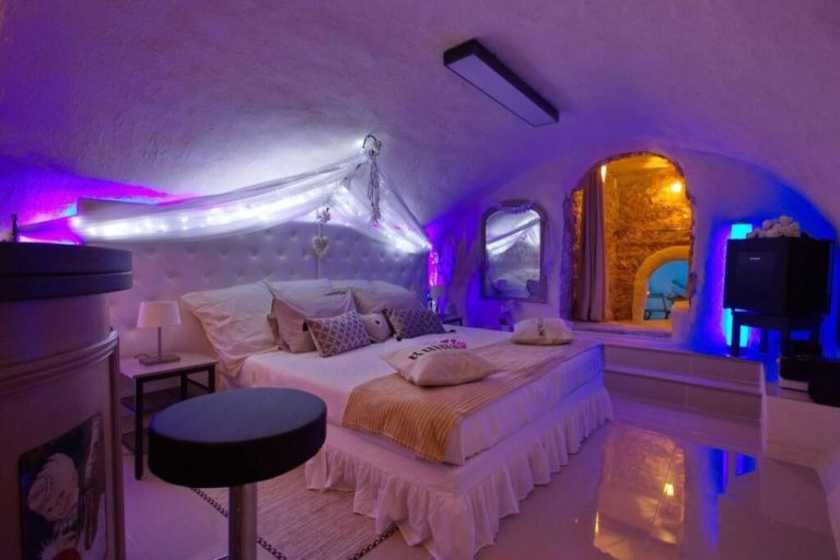 Love room Les Secrets d’Alcôve, nuits Romantiques avec SPA à Aix-en-Provence