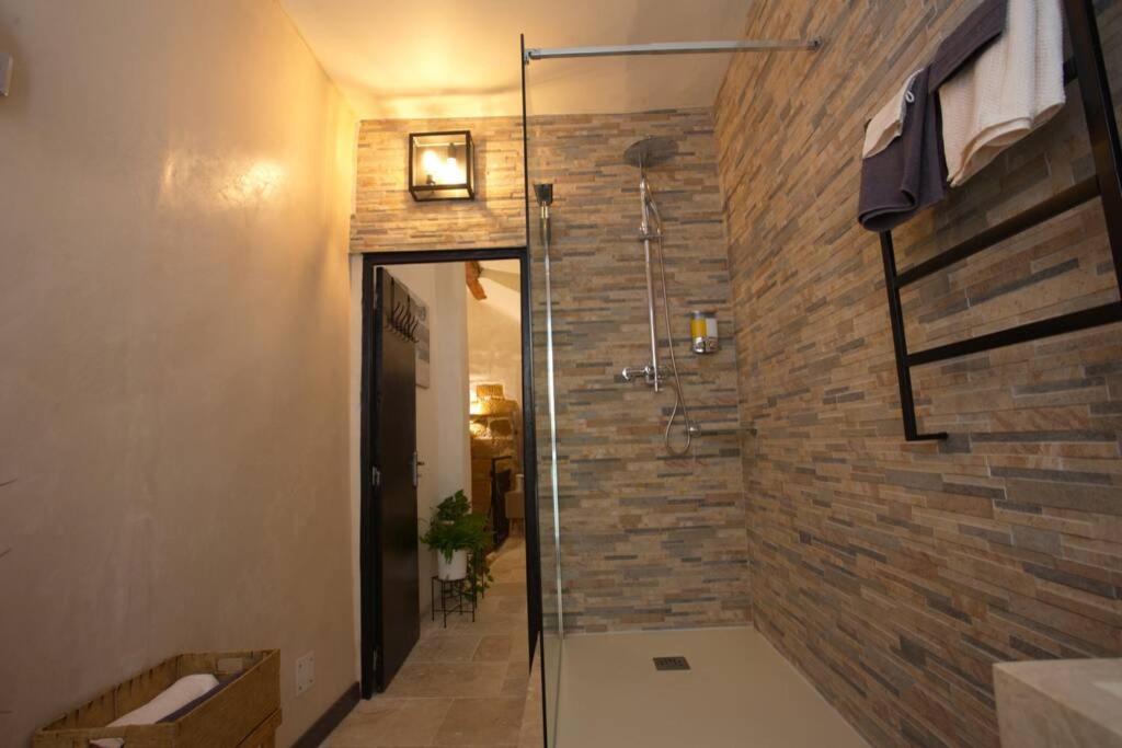Les Secrets d&rsquo;Alcôve, nuits Romantiques avec SPA — love room à Aix-en-Provence