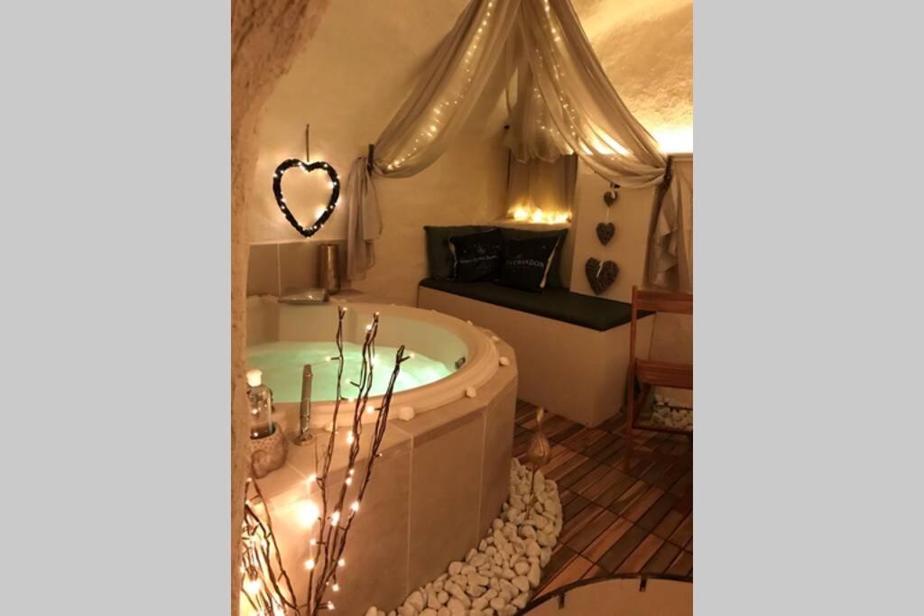 Les Secrets d&rsquo;Alcôve, nuits Romantiques avec SPA — love room à Aix-en-Provence