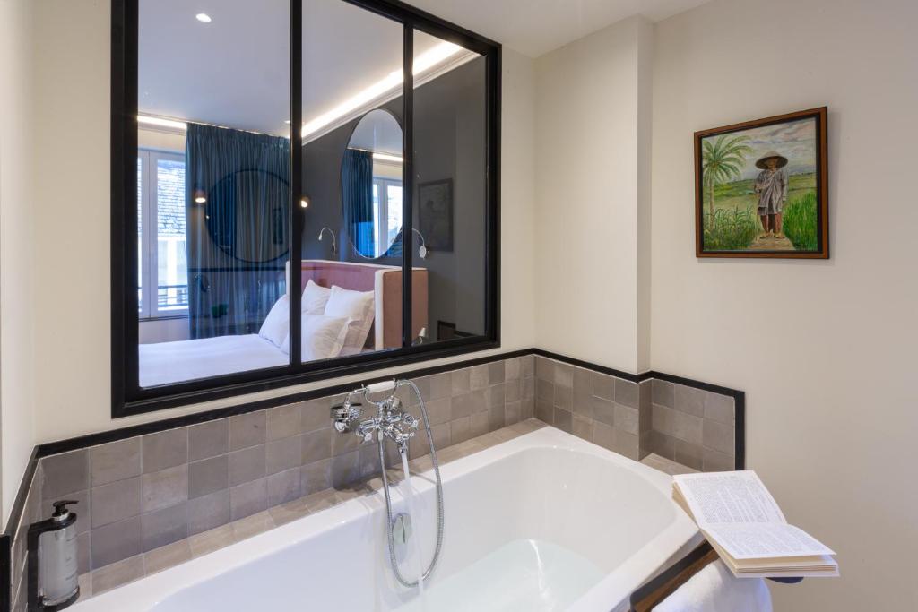 Hôtel & SPA Le Chêne Vert — love room à Brive-la-Gaillarde