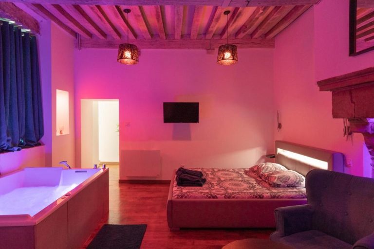 LX203 Suite romantique jacuzzi privé – Love Room