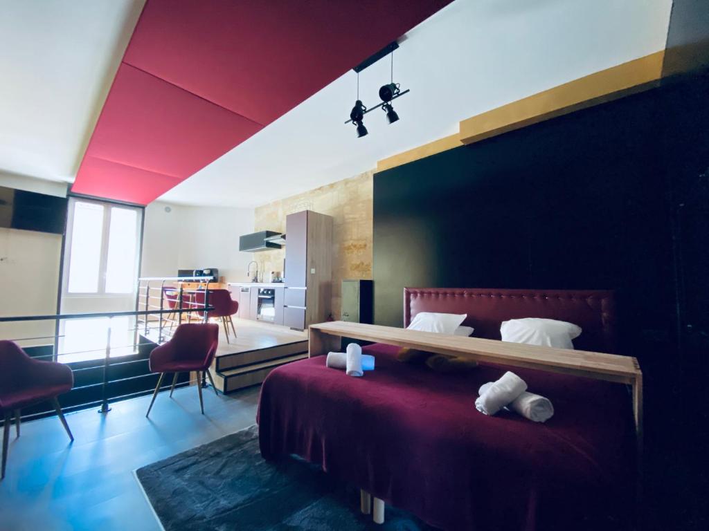 Mieuxqualhotel jacuzzi privatif Love room — love room à Bordeaux