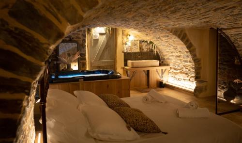 Hébergement insolite avec jacuzzi privatif Millau — love room à Millau