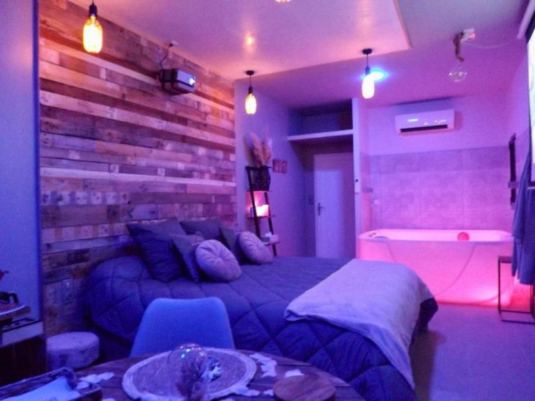 Love room La Suite Côté Pool-House Piscine, Sauna & Jacuzzi privatifs à Istres
