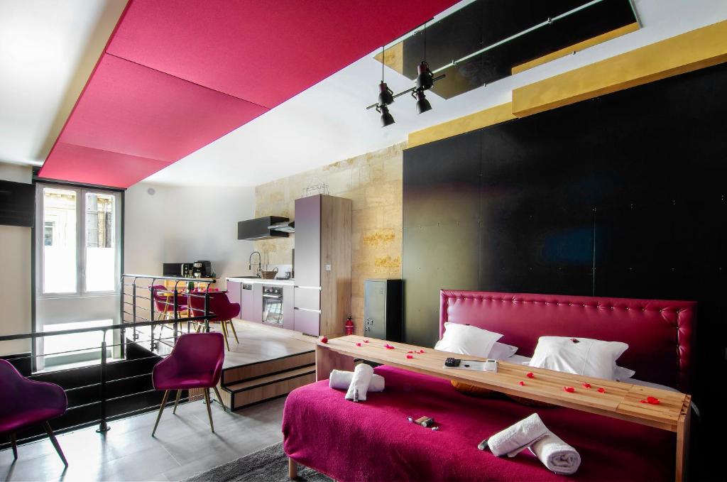 Mieuxqualhotel jacuzzi privatif Love room — love room à Bordeaux