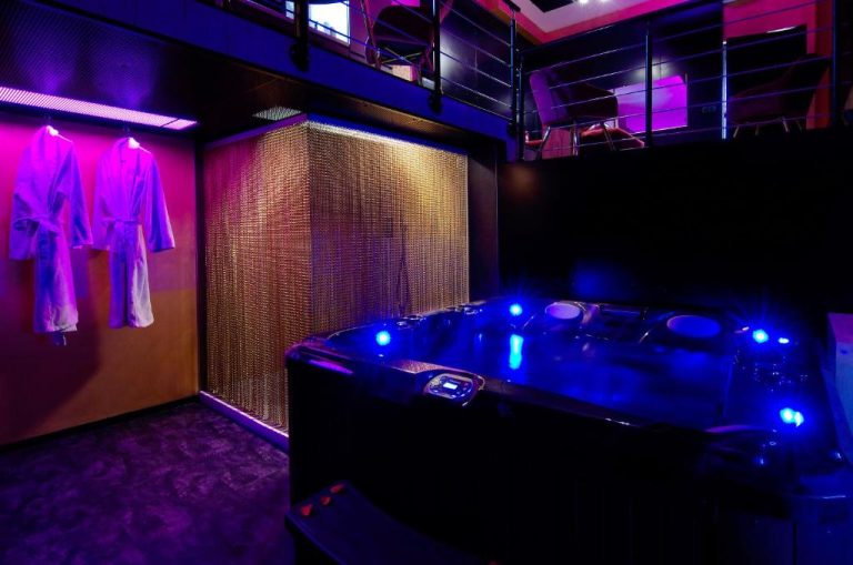 Love room Mieuxqualhotel jacuzzi privatif Love room à Bordeaux
