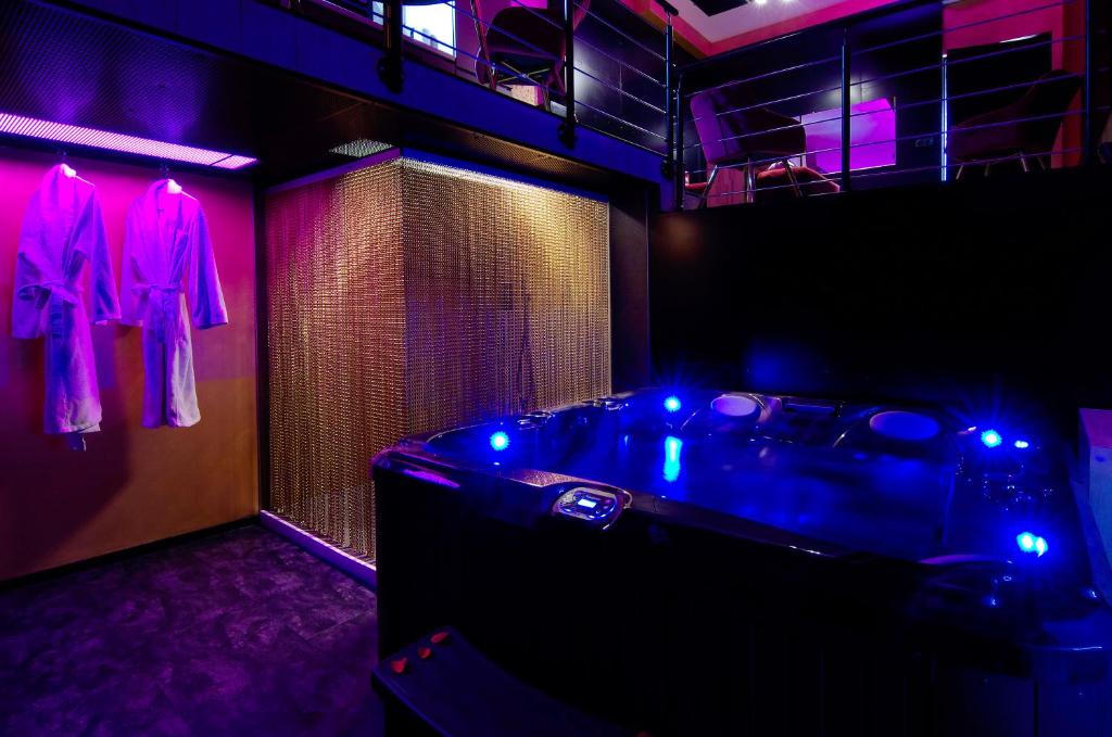 Mieuxqualhotel jacuzzi privatif Love room — love room à Bordeaux