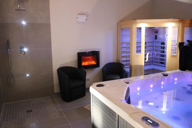 Love room Maison avec piscine, jacuzzi et sauna privatifs – Mas de Nebbas à Aix-en-Provence