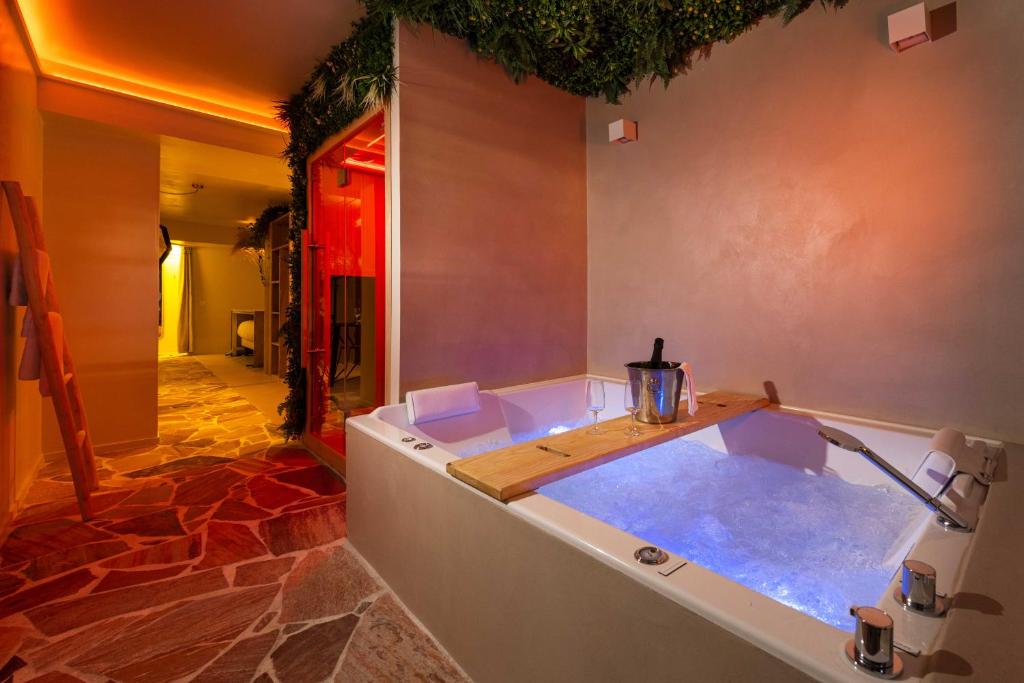 Minamina, chambre avec jacuzzi privatif — love room à Roquefort-la-Bédoule