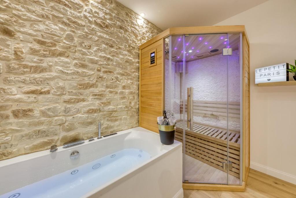 Le Petit Paris – Cocon & Spa & Sauna — love room à Chartres
