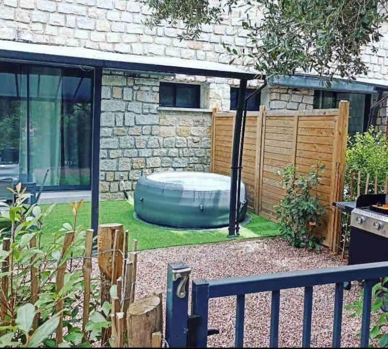 Une love room romantique avec jacuzzi pour couple à AjaccioInconnu