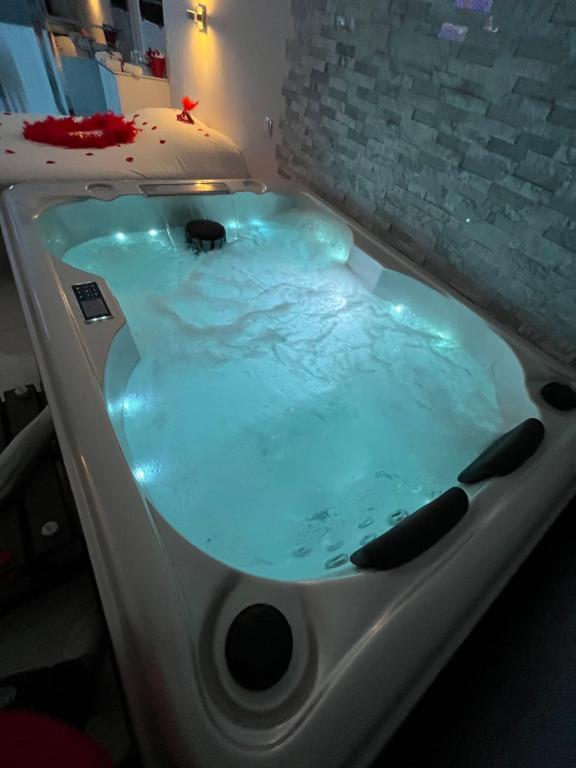 Love room avec spa privatif — love room à Le Rove