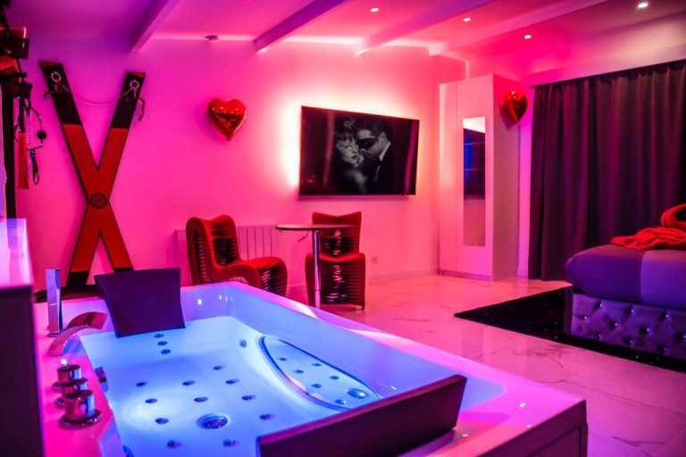 SECRET SUITE « Mr Grey » – Jacuzzi privatif – Gare RER C – Proche Paris