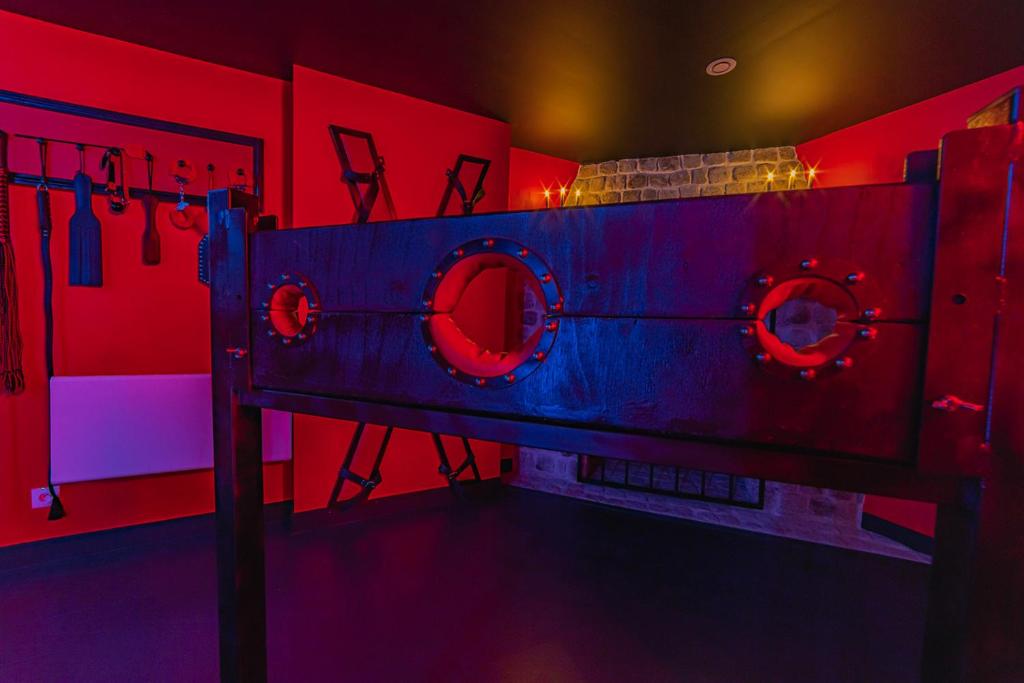 Playroom XXL Loft LOVE Room avec Espace spa Terrasse vue sur les toits Salle de jeux pour adultes Libourne centre 10 min de St Emilion Proche Bordeaux — love room à Libourne