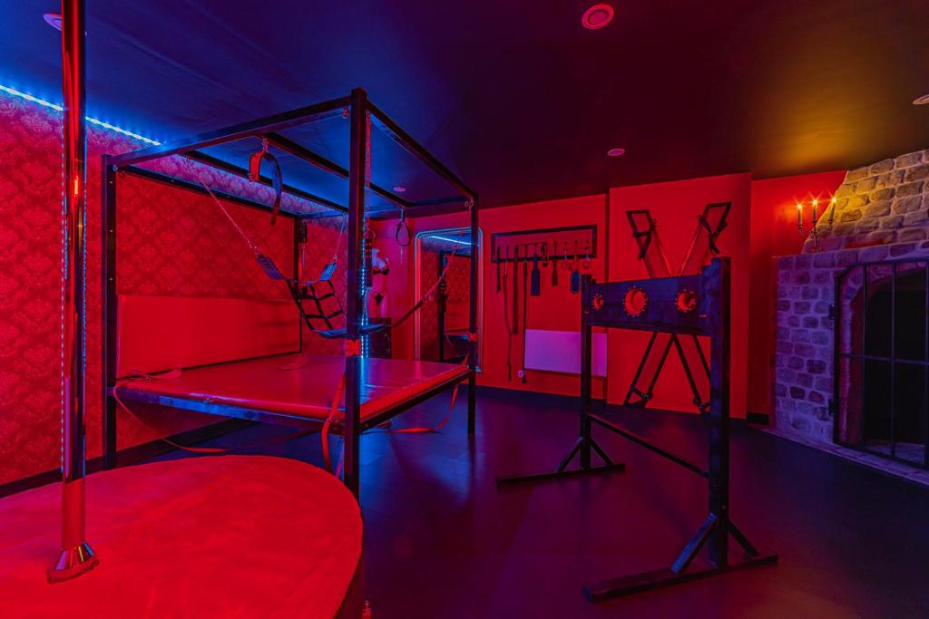 Playroom XXL Loft LOVE Room avec Espace spa Terrasse vue sur les toits Salle de jeux pour adultes Libourne centre 10 min de St Emilion Proche Bordeaux — love room à Libourne