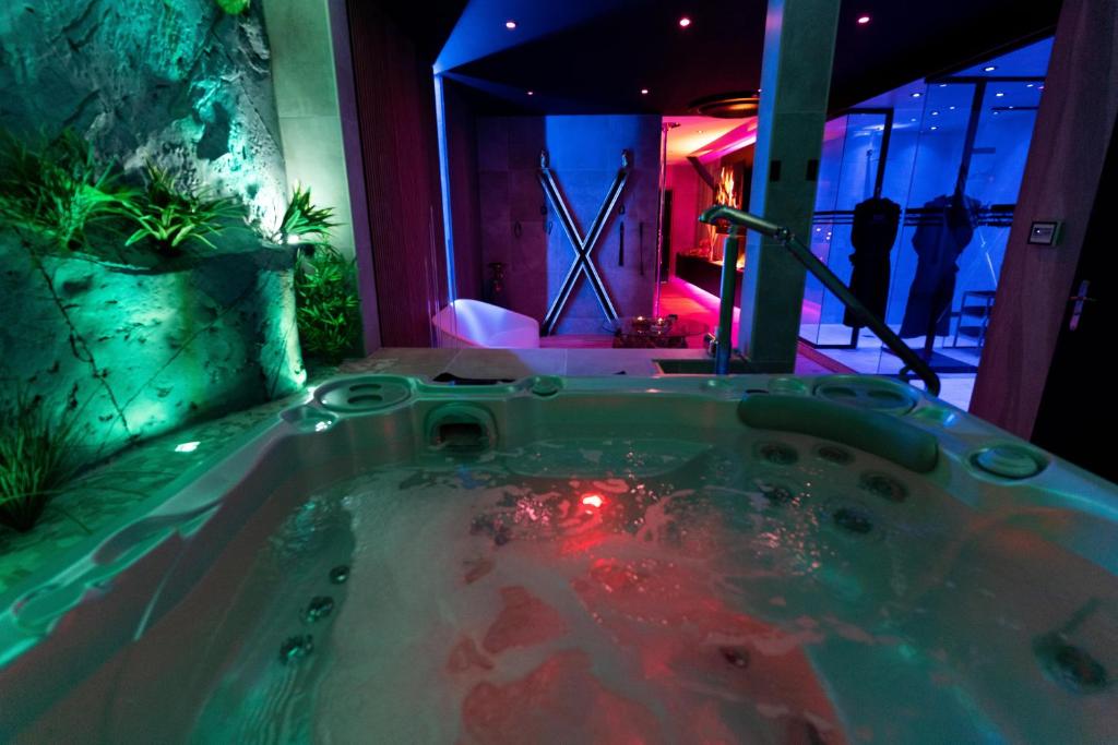 Travel Proud Les Secrets Rooms – Bonneval – Love Room – Spa et Hammam Privatif — love room à Bonneval